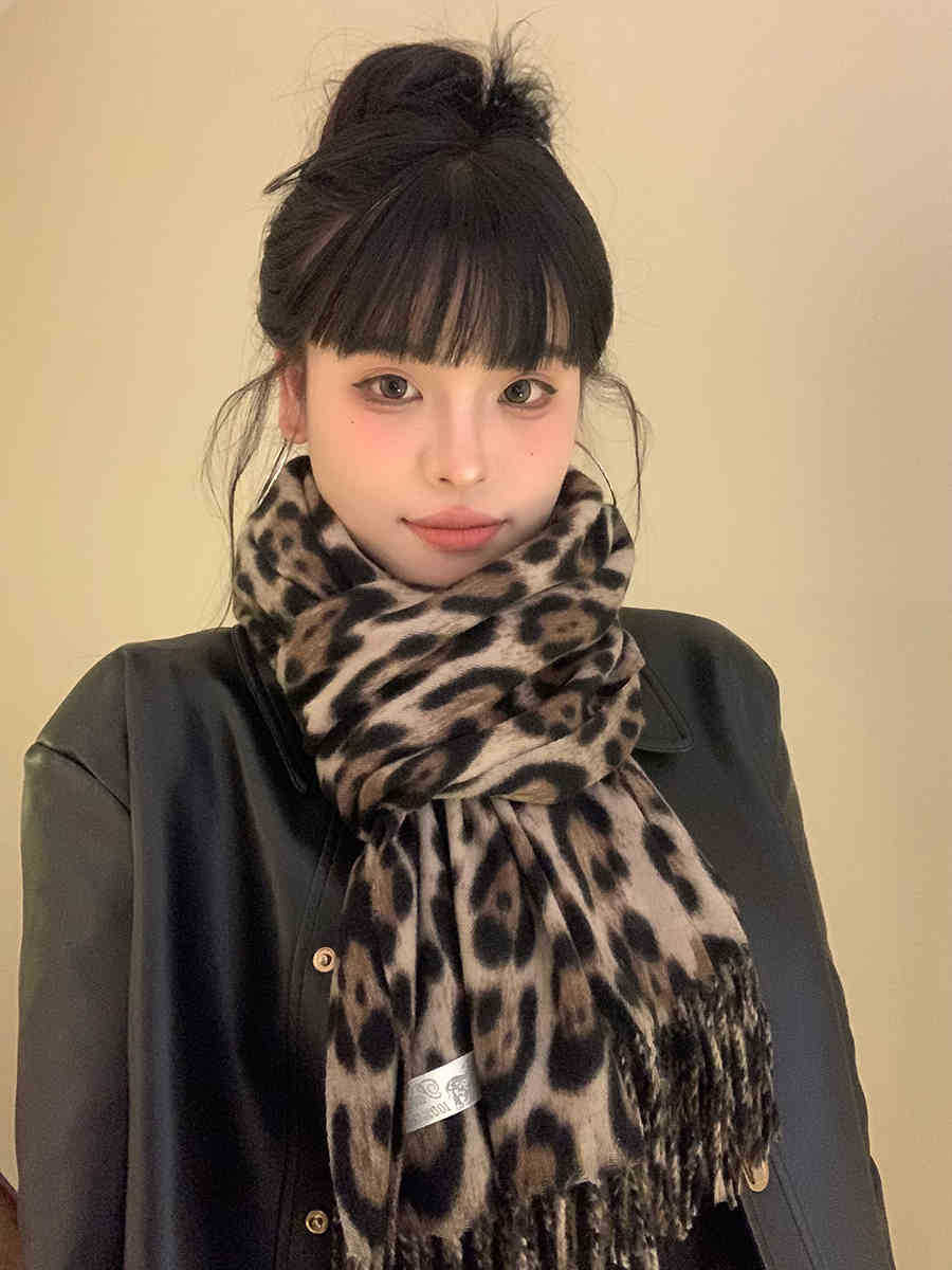 

У Цзи Фанюань тот же нишевый дизайн, леопардовый принт, длинный шарф, женский американский стиль Spice Girls, модная шаль.