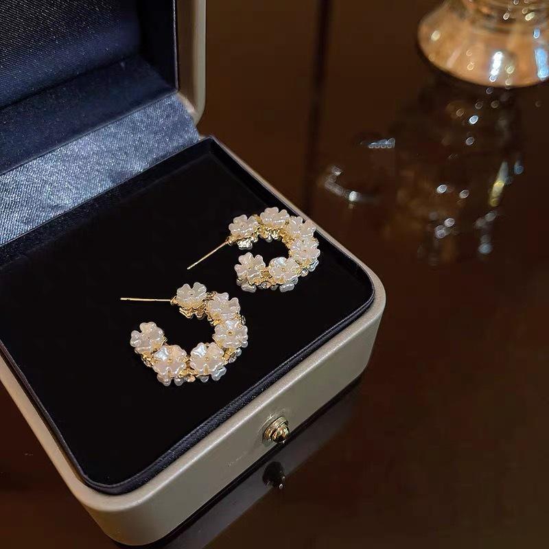 Korean Pearl Flower C-Shaped Hoop Earrings - Fashionable, Versatile, Sweet Design.