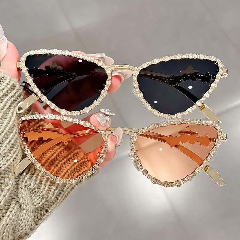 New trendy diamond sunglasses for women fashionable travel party eyewear with sparkling crystals personalized style