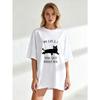 Schwarzes Oversize-T-Shirt mit Katzen-Silhouette-Print: Meine Katze und ich reden über dich. Lässige Streetwear für Damen. Fashion-Statement-Top.