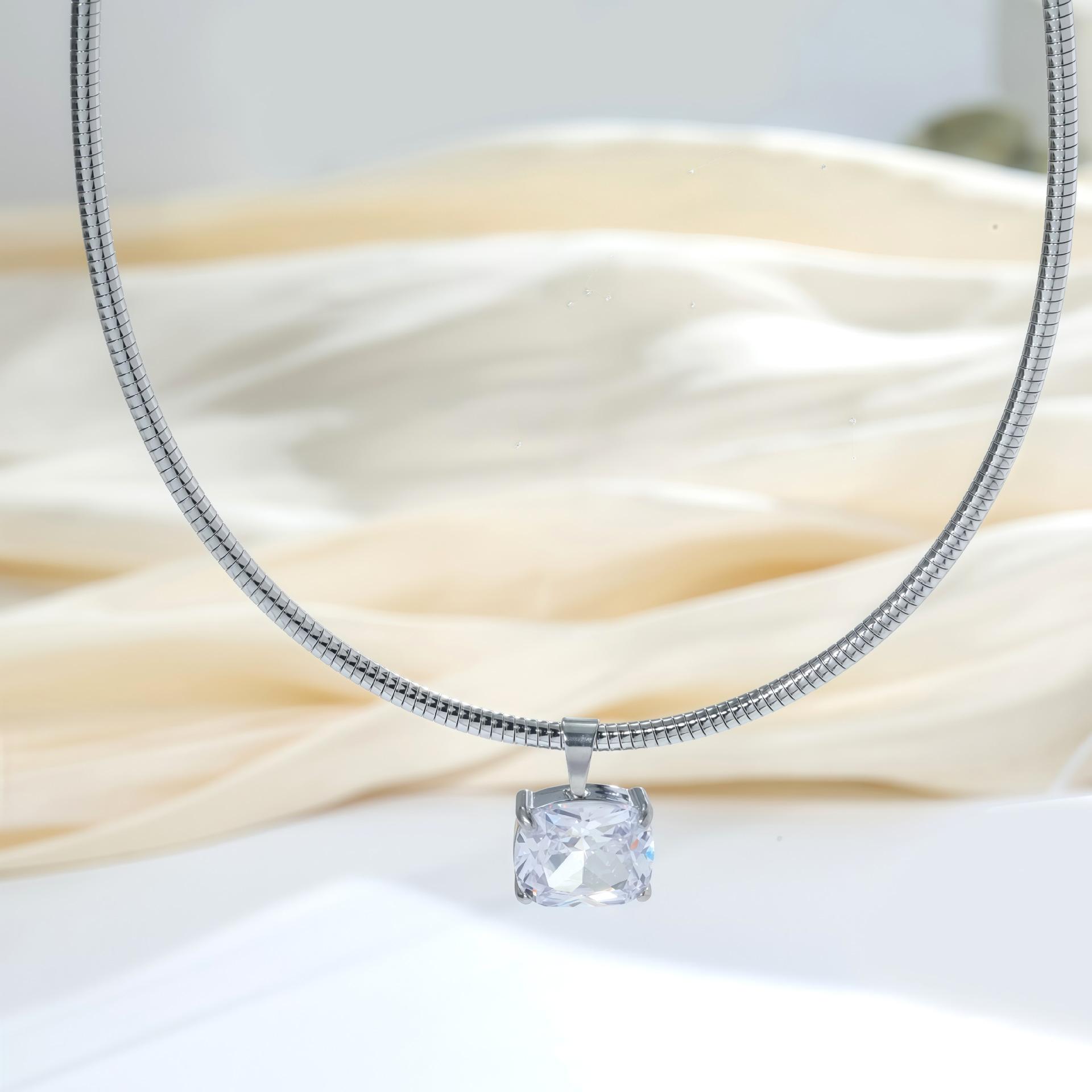 

Horse Snake Bone Chain Square Diamond Collarbone Chain Light Luxury High Sense Cold Titanium Steel Necklace Women Do Not Fade