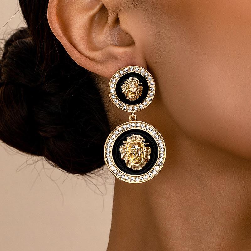 

Personalized exaggerated lion head relief earrings золотий
