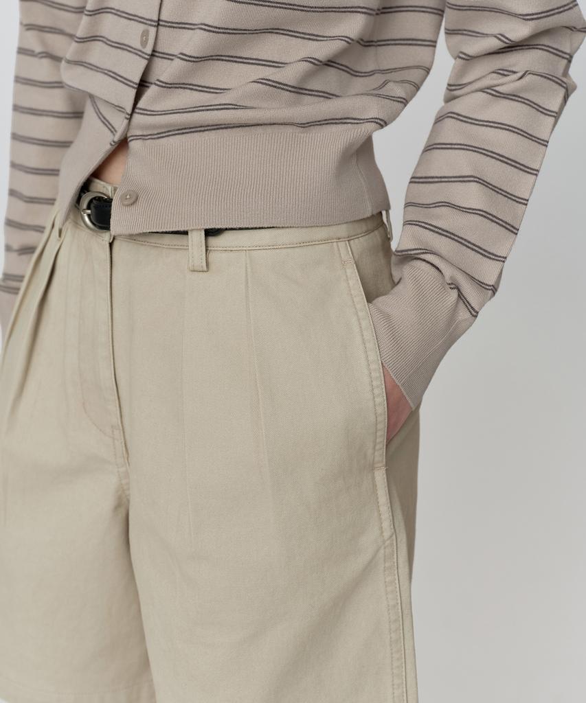 MUSINSA STANDARD WOMAN Women'S Reverse-To-Tuck Wide Chino Shorts [Light Beige]