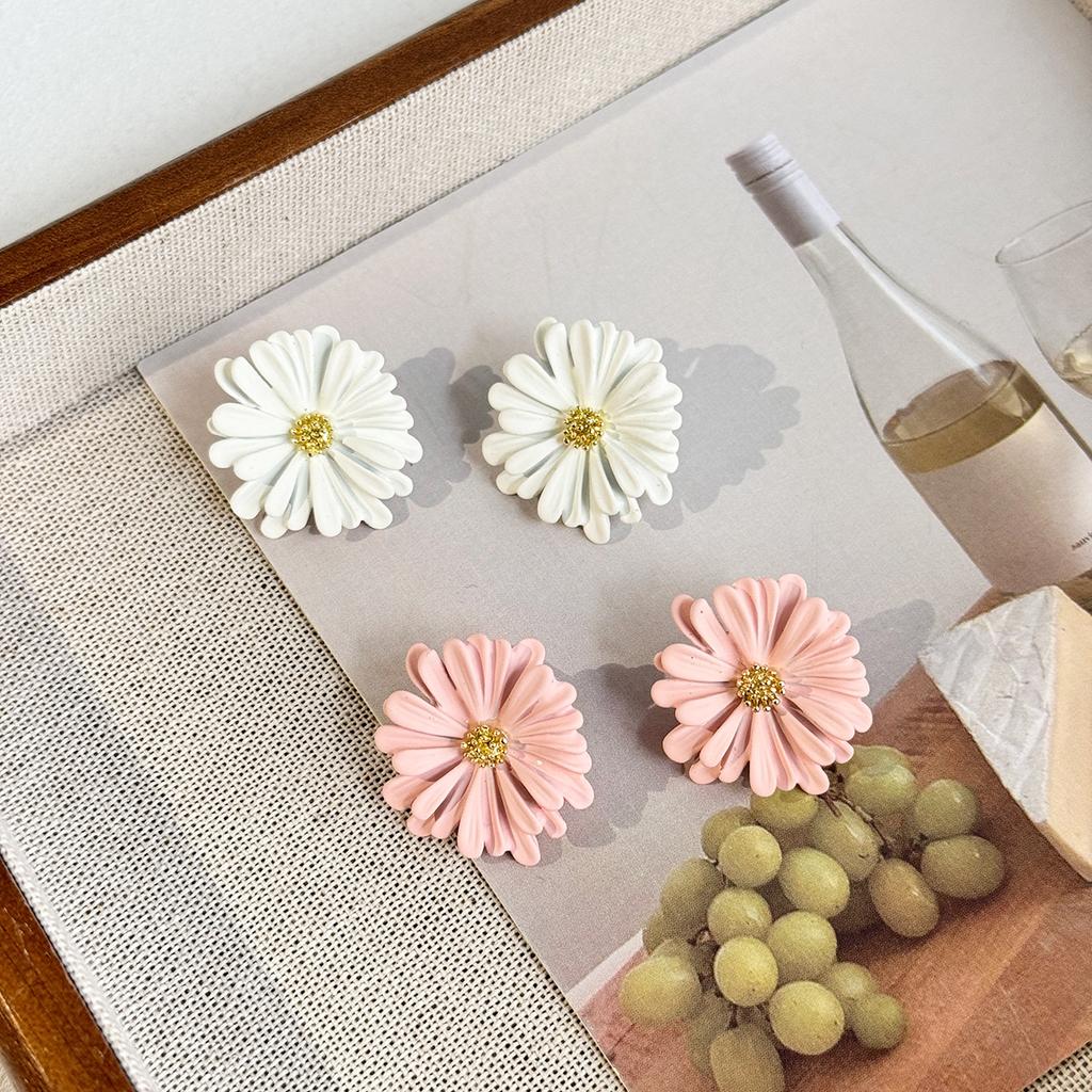 Lovely Spring Summer Daisy Flower Earrings For Women Korean Jewelry 2025 Trendy Sweet Blossom Stud Earrings Jewelry Gifts