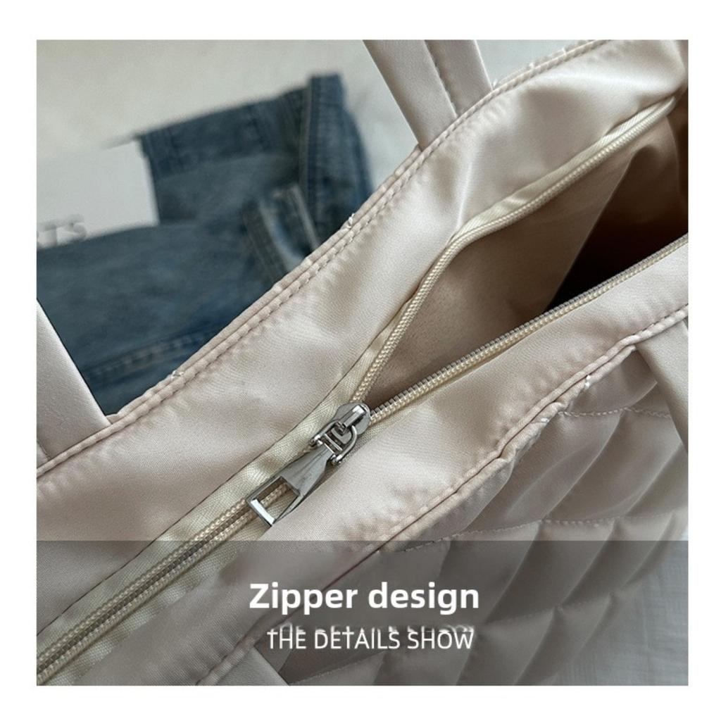 Large Capacity Checkered Handbag, Made of Durable and Wrinkle Resistant Quilted Material, with Multiple Pockets for Easy Storage