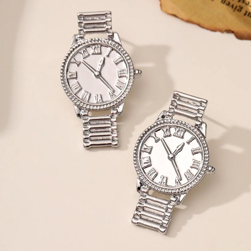 

1 пара персонализированных модных и креативных серег-клипс с дизайном больших золотых часов с металлической текстурой, подходящих для уличной съемки. серебряный