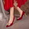 Zapatos de boda para mujer zapatos de boda puntiagudos para novia 2024 nuevos zapatos individuales chinos de tacón grueso Xiuhe pedrería rojo tacones altos