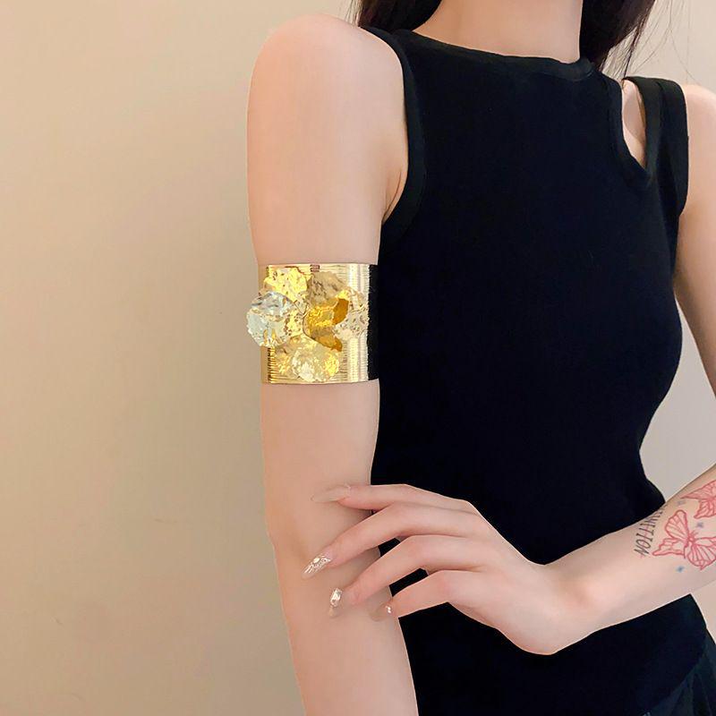 Blatt & Zweig Armreif: Luxuriös, Einzigartiges Design, Vielseitiges Armband im Cold Style
