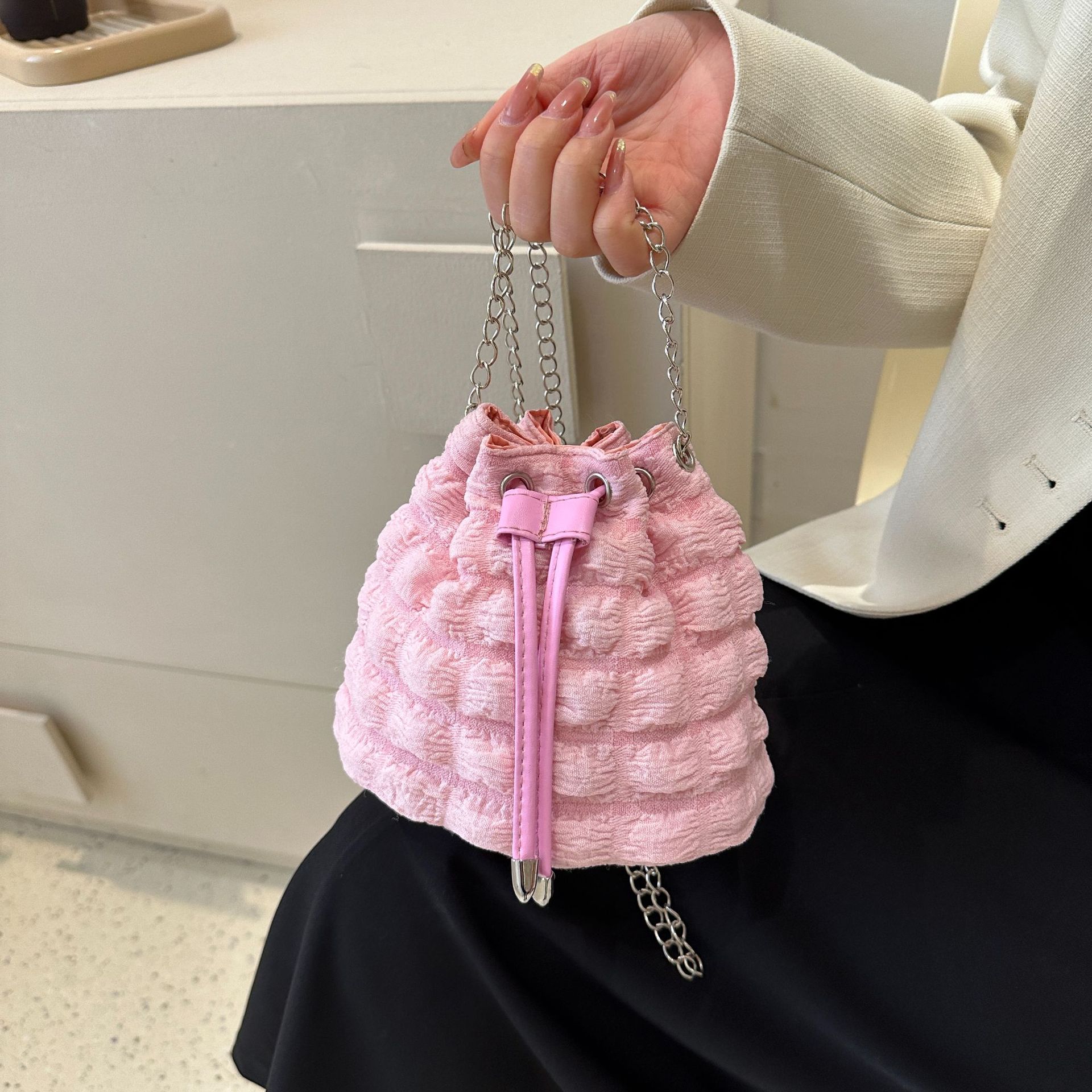 

Плиссированная сумка-ведро с пухлыми вставками, летняя новая сумка через плечо с пузырьками, мини-сумка, сумка-мессенджер на цепочке, модная женская сумка розовый