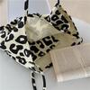 Borsa a Tote in Tela con Stampa Leopardo: Borsa a Spalla Beige alla Moda di Grande Capacità per Studentesse
