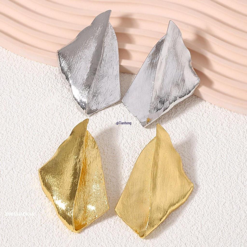 Elegant Geometric Metal Stud Earrings - Bold, Trendy Accessories for Bridal Gowns