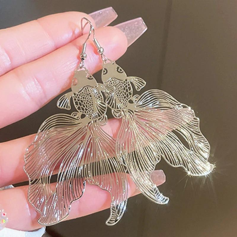 Modische Koi-Ohrringe Übertriebener Hohlmetall-Anhänger Goldfisch Geometrische Ohrringe für Damen Schmuck Fisch-Ohrringe
