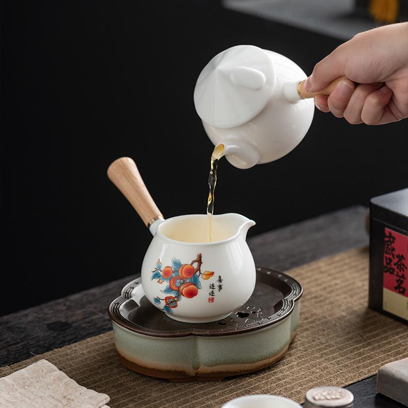 Tazza da fiera in porcellana bianca giada di sego manico laterale in legno massiccio tazza da fiera grande distributore di tè in ceramica dispositivo per versare il tè mare del tè