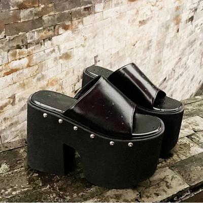 Sommer Neue Beliebte 13cm Dicke High Heels frauen Plattform Hausschuhe Nieten Schwamm Kuchen Dicke Sohle Outdoor Slipper Schwarze Schuhe