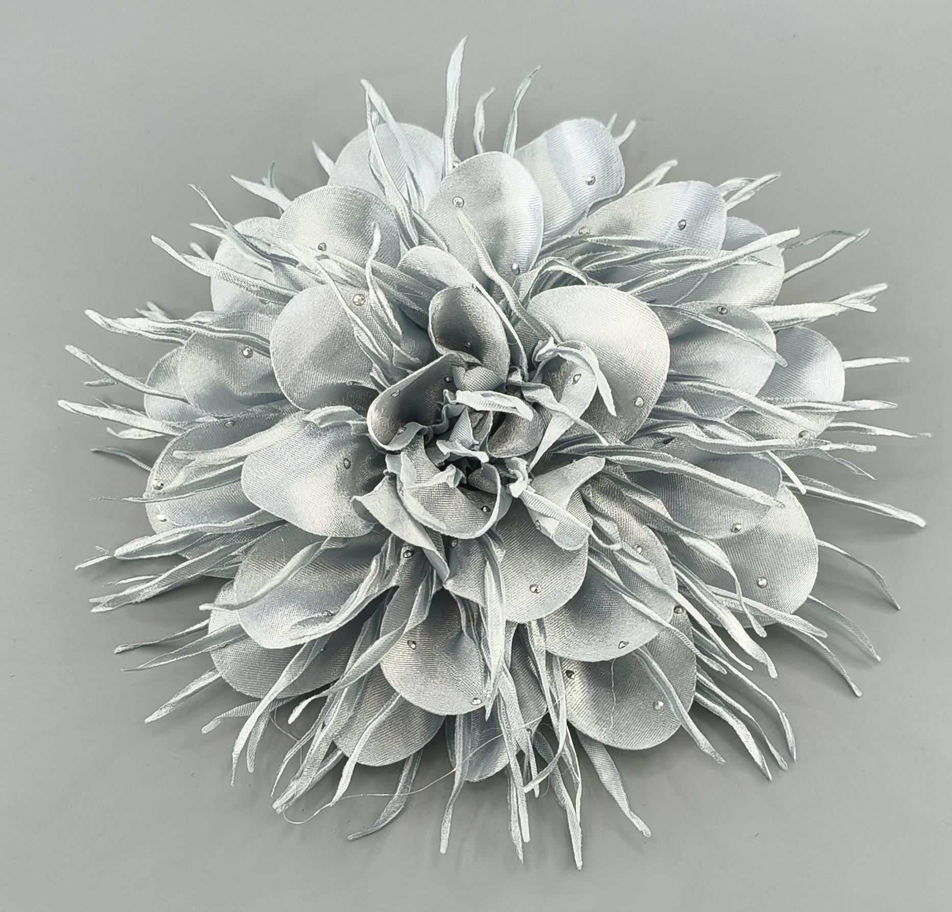

Floral Brooch Pin Accessory for Clothing Decorative Metal Alloy Flower Design Suitable for Jackets Sweaters and Coats One Size