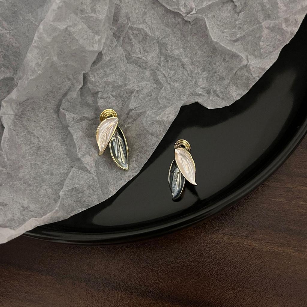 Pearl Mosquito Coil Disc Ear Clips: No-Pierce, Elegant French-Style Earrings for Women