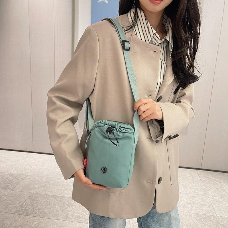 New multifunctional messenger bag, men's and women's mobile , waterproof and casual shoulder kettle bag, sports and fitness drawstring, water cup bag.