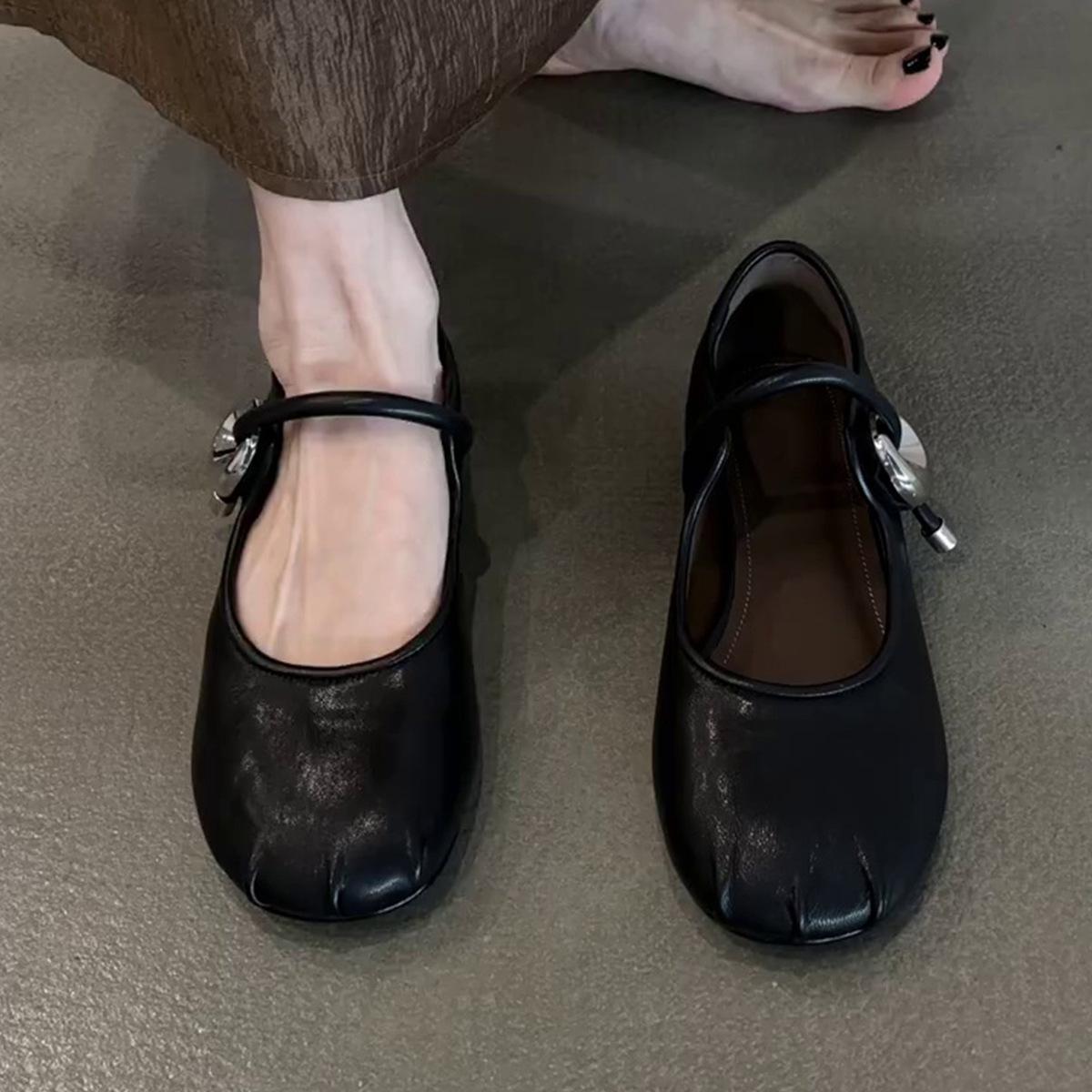 

Soft leather version~ French temperament round head soft leather one-word buckle belt summer outer wear daily commuting versatile light mouth single 35