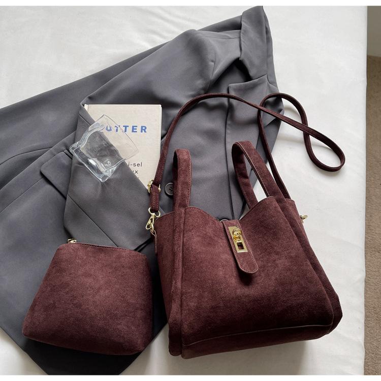 

Super fire suede portable vegetable basket bag women s 2025 new Korean version retro child and mother bucket bag shoulder messenger bag темно-коричневого кольору