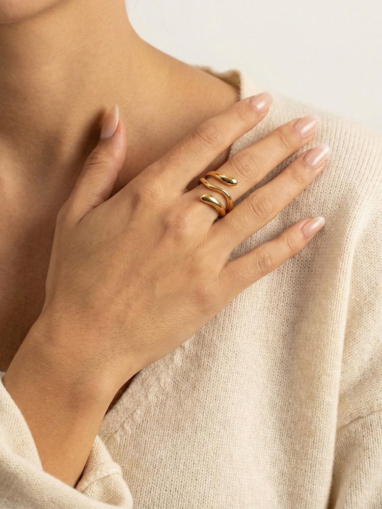 Minimalistischer geometrischer Ring aus Edelstahl für Damen, Goldener wasserdichter breiter Bandring, Schichtschmuck, Einfacher stilvoller Schmuck für den täglichen Gebrauch