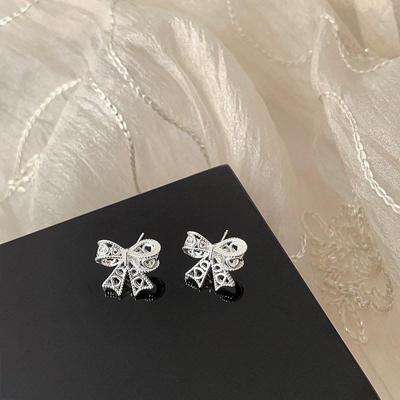 

Romantic Empty Bow Stud Earrings Female Design Sense Niche Unique Personality Fashion Temperament Versatile Earrings