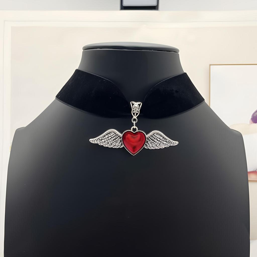 Gothic Winged Skull Heart Pendant Velvet Choker Necklace