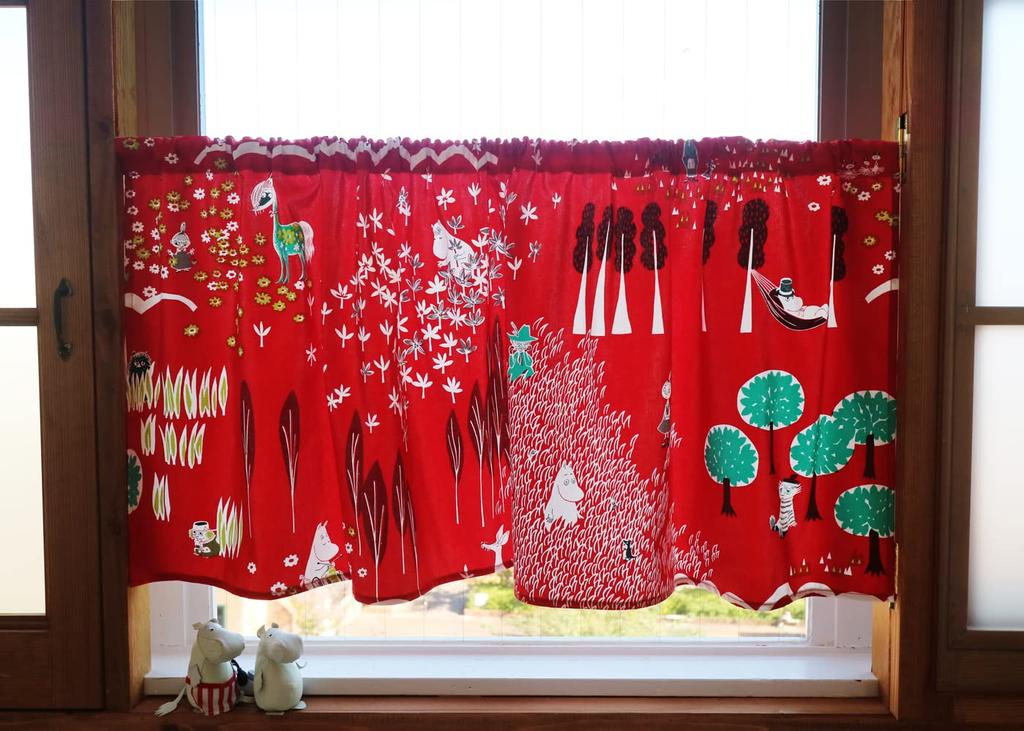 Quarter Report Moomin Small Window Privacy Cafe Curtain Red 140cm Wide X 52cm Long Cotton In (MOOMIN) "I'm Here" 100% [Made Japan]