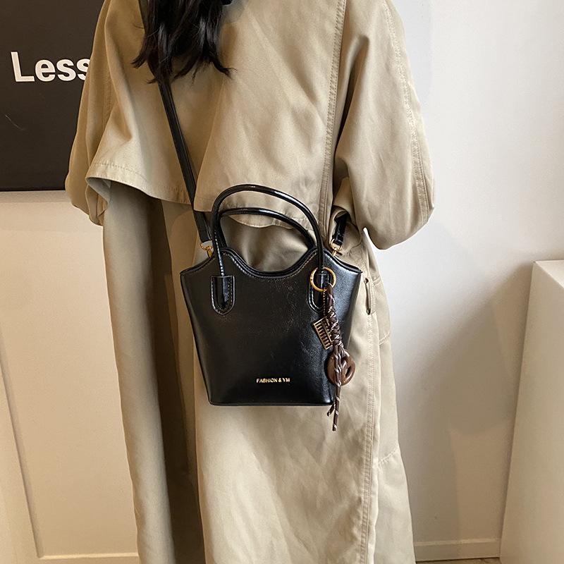 This year's popular retro bag women's autumn and winter versatile 2025 new messenger bag high-end portable bucket bag
