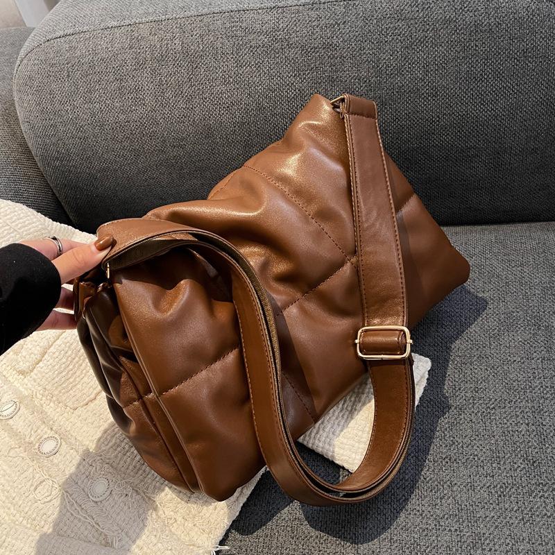 Premium sense niche down large capacity large bag women's bag 2025 new trendy autumn and winter texture messenger bag versatile