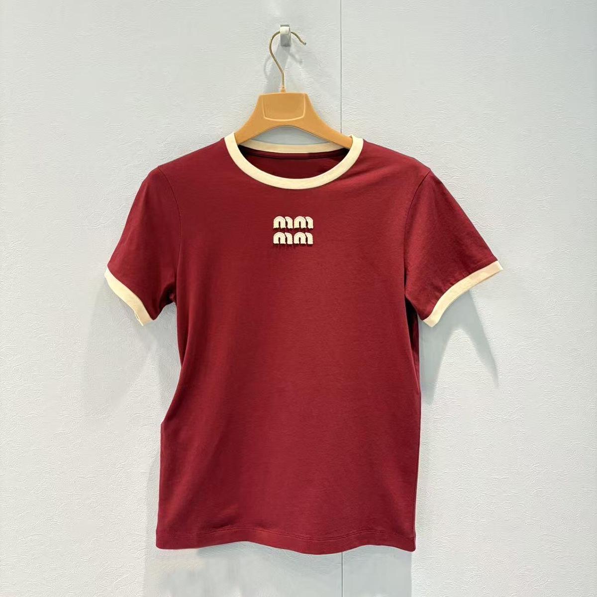 

Женский хлопковый пуловер Miu Style винно-красного цвета, с круглым вырезом, коротким рукавом и вышивкой микро-логотипа - Облегающий топ для весны/лета Large вино красного