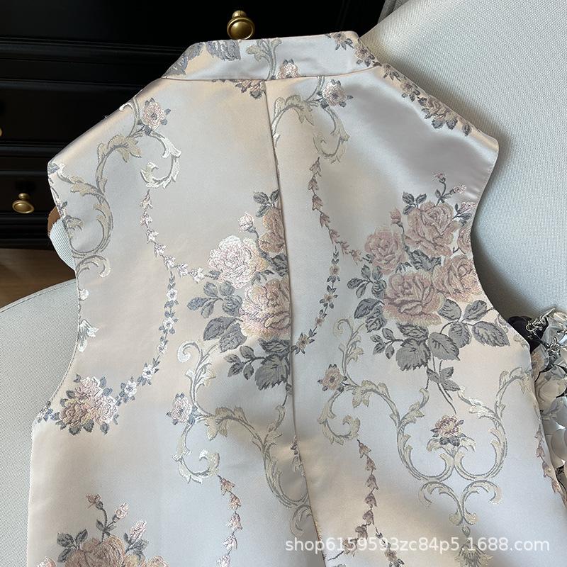 Beautiful embroidered vest new buckle high-end mother vest