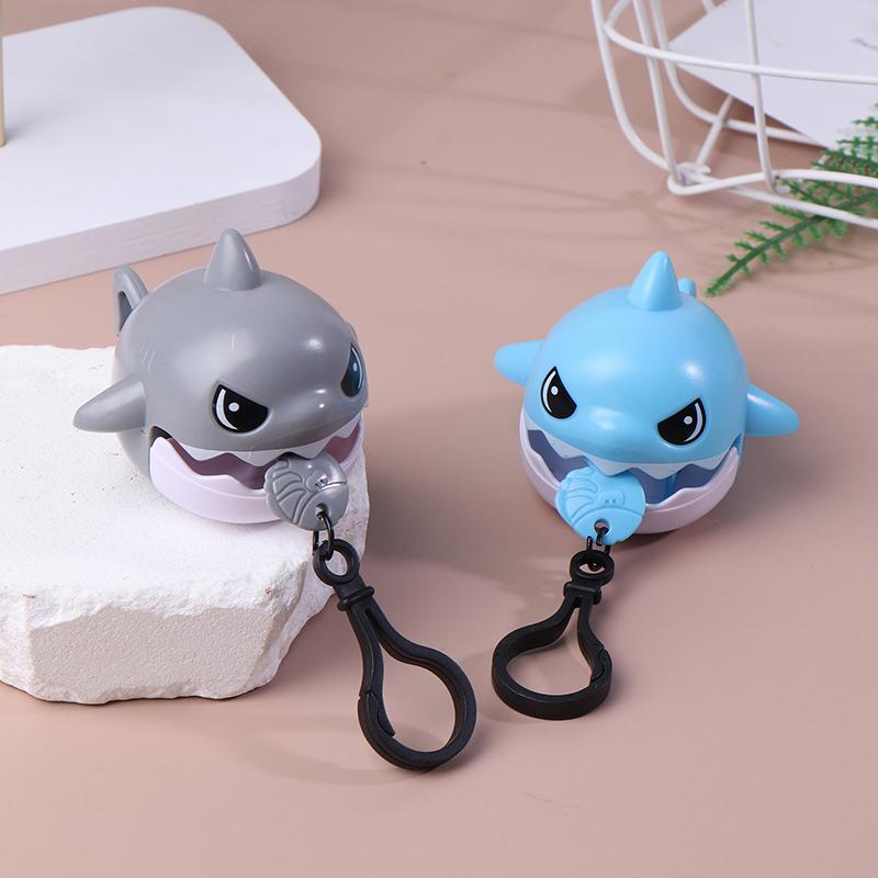 Cartoon Pull String Beißzähne Hai Anhänger Schlüsselanhänger für Schultasche Hängende Dekoration Niedlicher Schrumpfseil Hai frisst Fisch Puppe Schlüsselanhänger