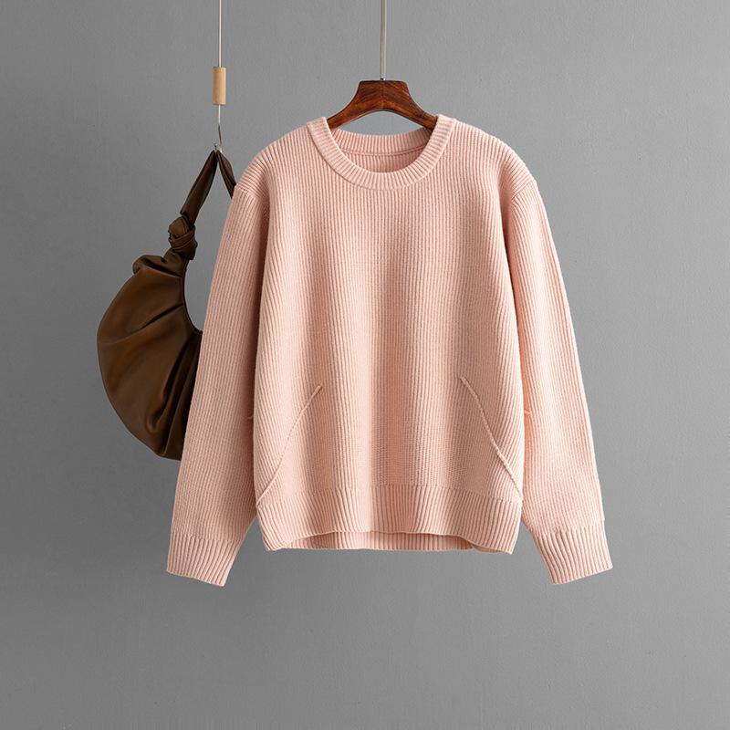 Ein neuer Herbst- und Winterstrickpullover mit Rundhalsausschnitt, kurzem Vorderteil und langem Rückenteil, mit einer einfachen und lockeren Basisschicht