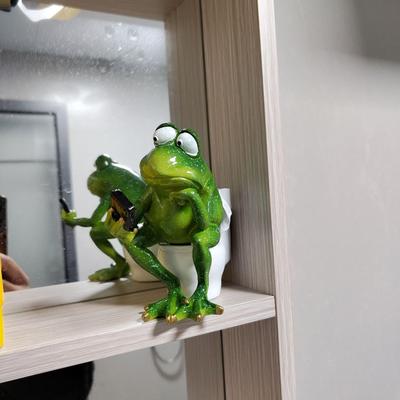 Resin Frog Statue Garden Decoration Animal Sculpture Frog On Toilet Figurine Decorative Sculpture for Bedroom Patio Garden