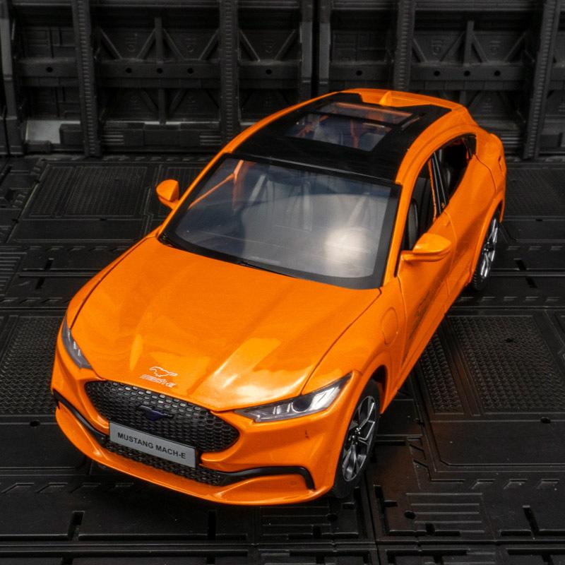 Simulation 1:24 Stück spezielle Elektro-Pferdelegierung Geländewagen Modell Ornamente Sechs offene Türen Kinderspielzeug