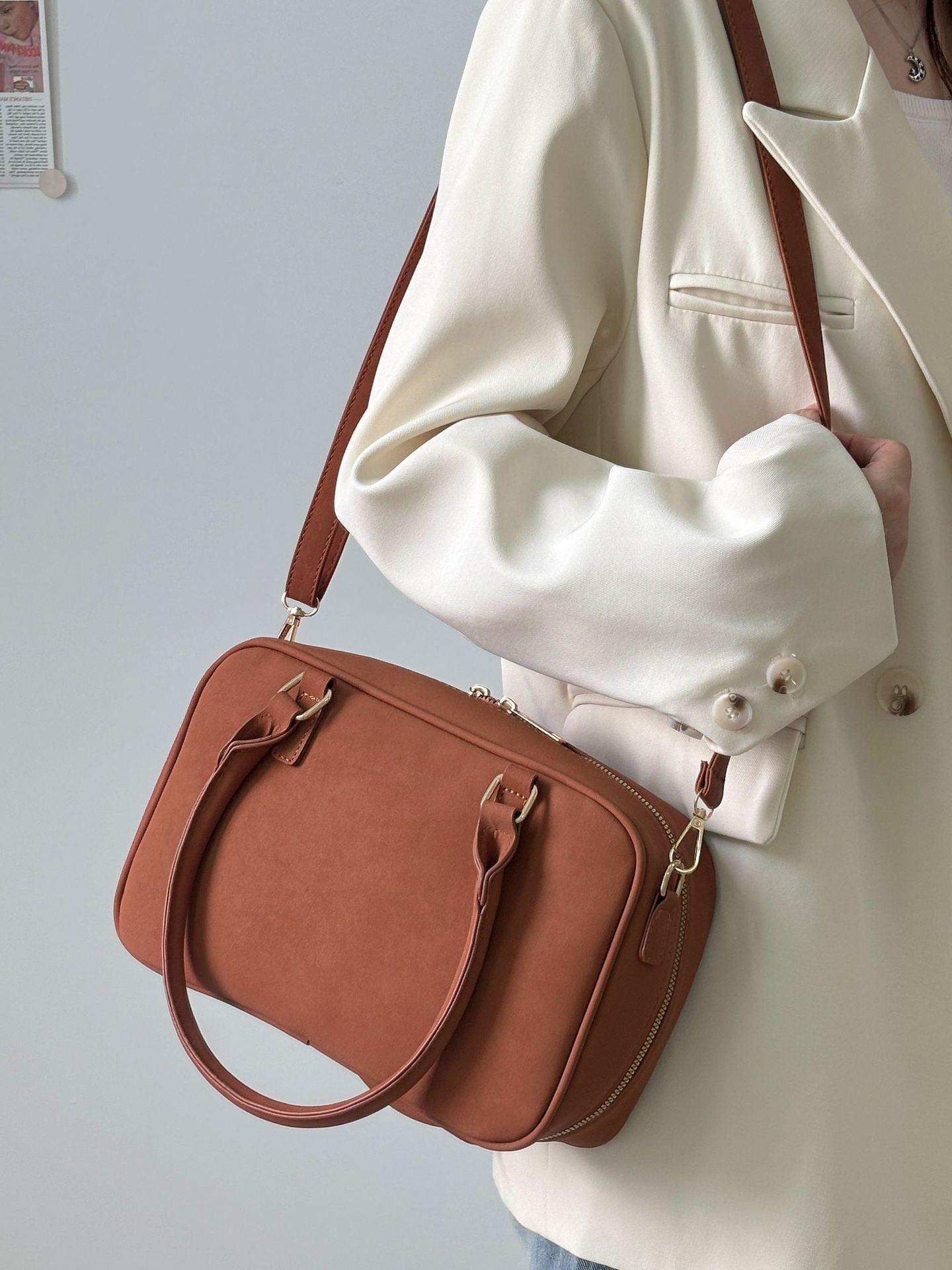 

2025 autumn and winter new Maillard retro Boston bag niche design commuter handbag simple tote bag коричневый