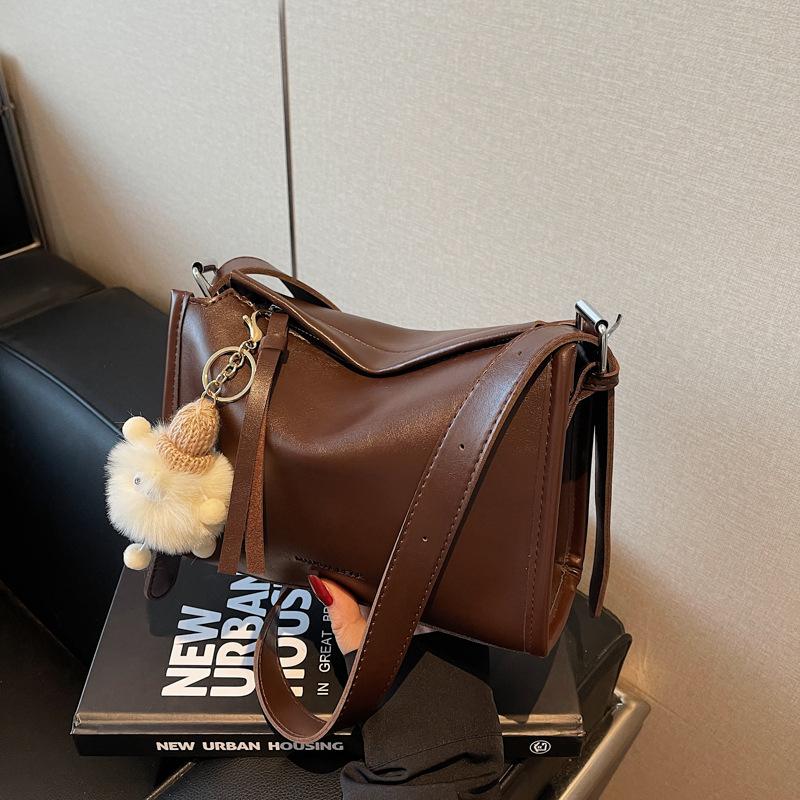 

2025 new autumn and winter high-end niche super fire eaves bag daily fashion commuter women s bag messenger bag темно-коричневого