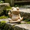 Meditatieve Kikkerbeeldje 3D Geprint Grappige Zen Yoga Kikker Tuinbeeld met Middelvinger voor Bureau Planken Huis Kantoor Terras Decoratie