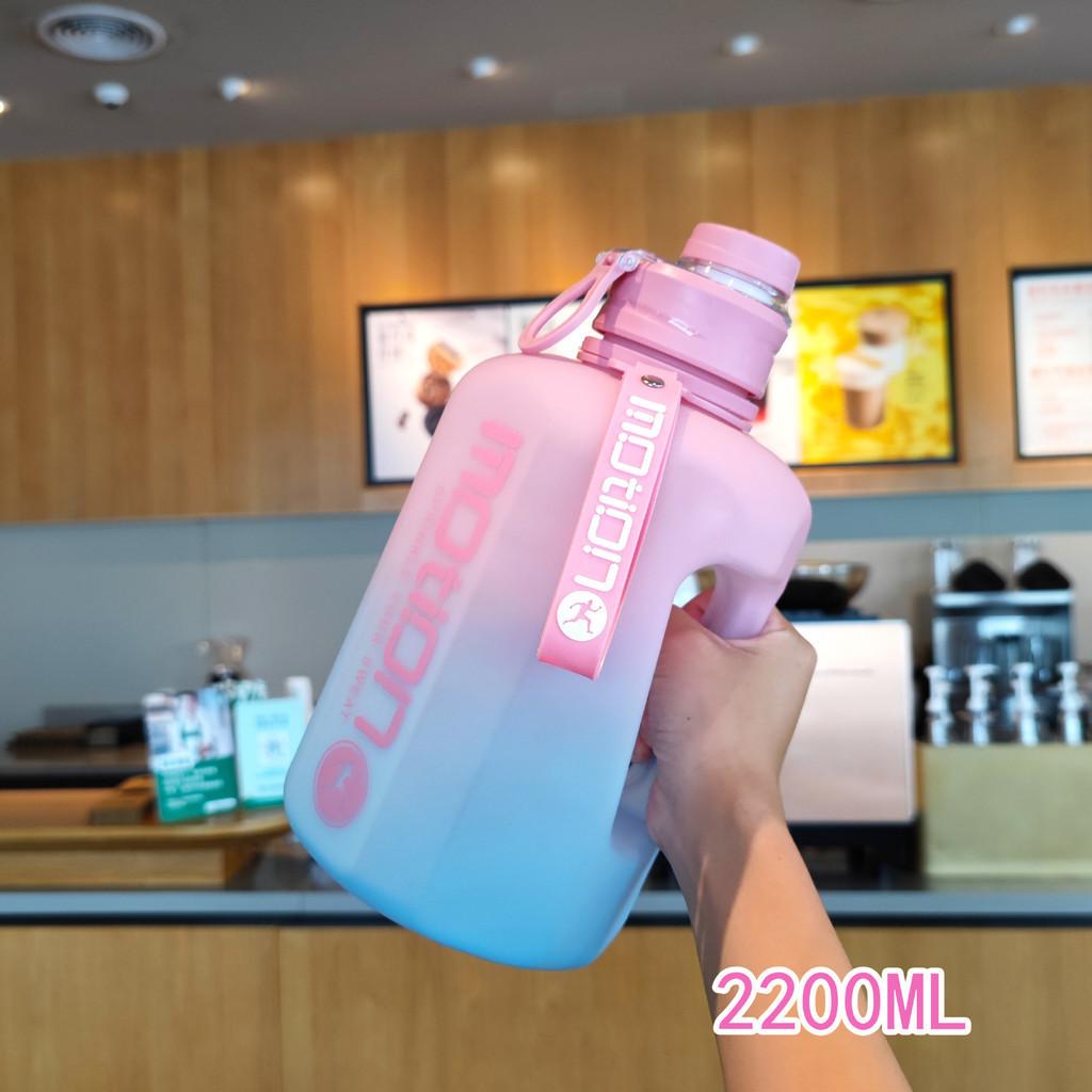 

2200ml Portable Plastic Water Bottle Cartoon Sealing Straw Drinking Lightweight розовый