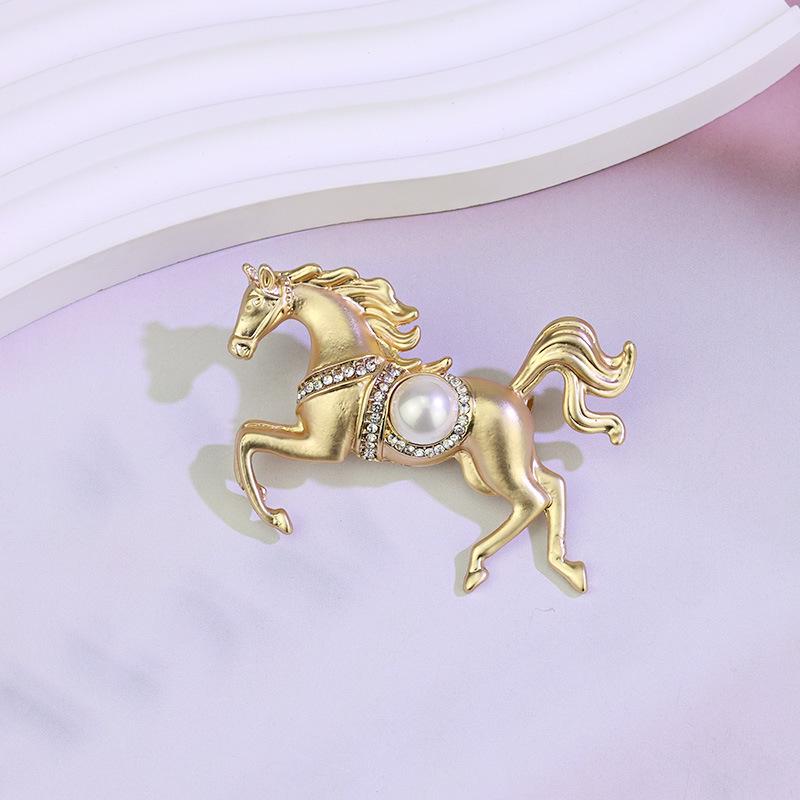 Alloy Light Luxury Court Style Horse Brooch - Unique Animal Design Pin Accessory