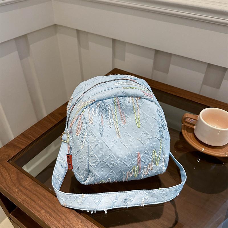 Chic White Canvas Shoulder Bag Featuring Unique Stitched Elements For Fashion Forward Teens синий