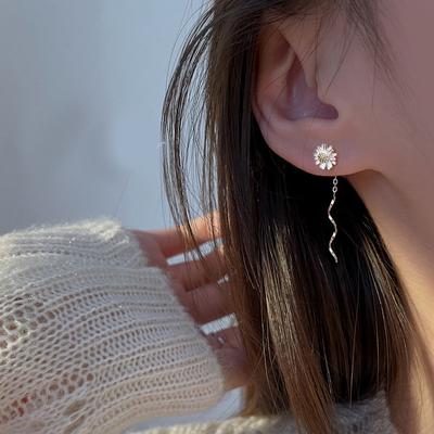 1Pair Simple Small Wave Daisy Flower Earrings Light Luxury Long Tassel Earrings