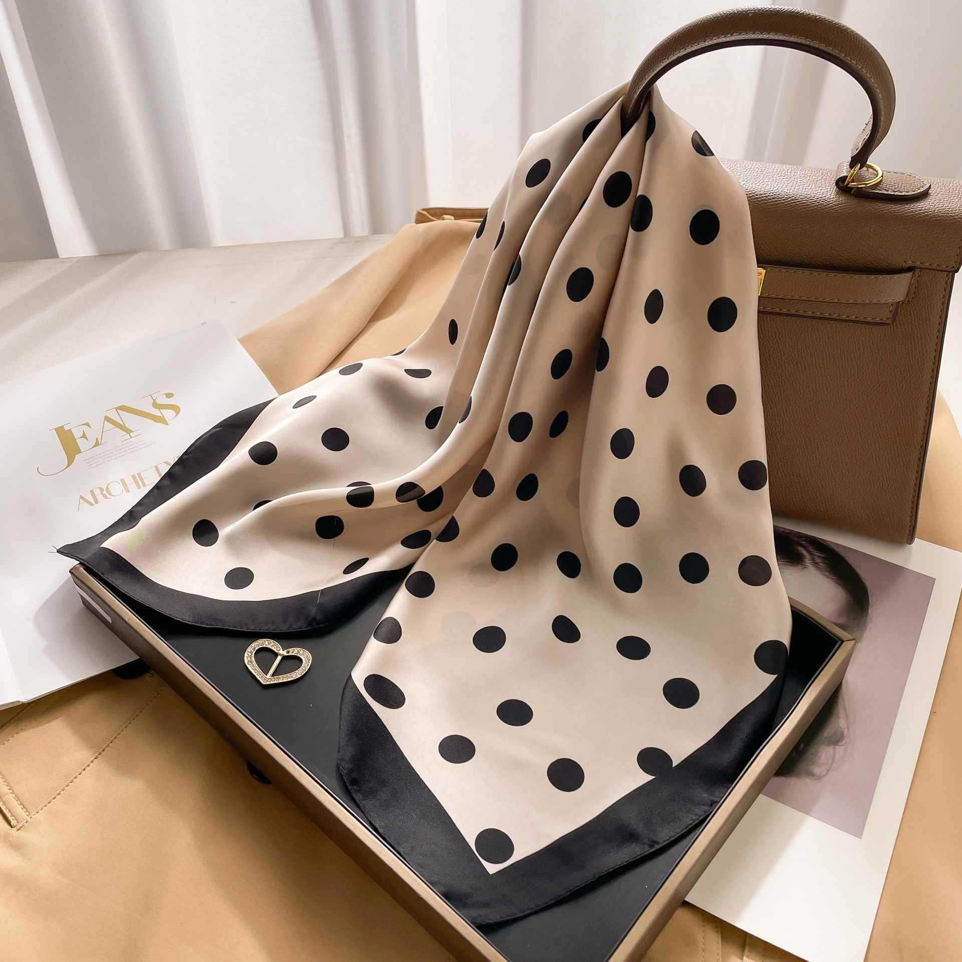 

Универсальный черно-белый шелковый шарф в горошек: Носите как аксессуар на талии, треугольный шарф или ремень.