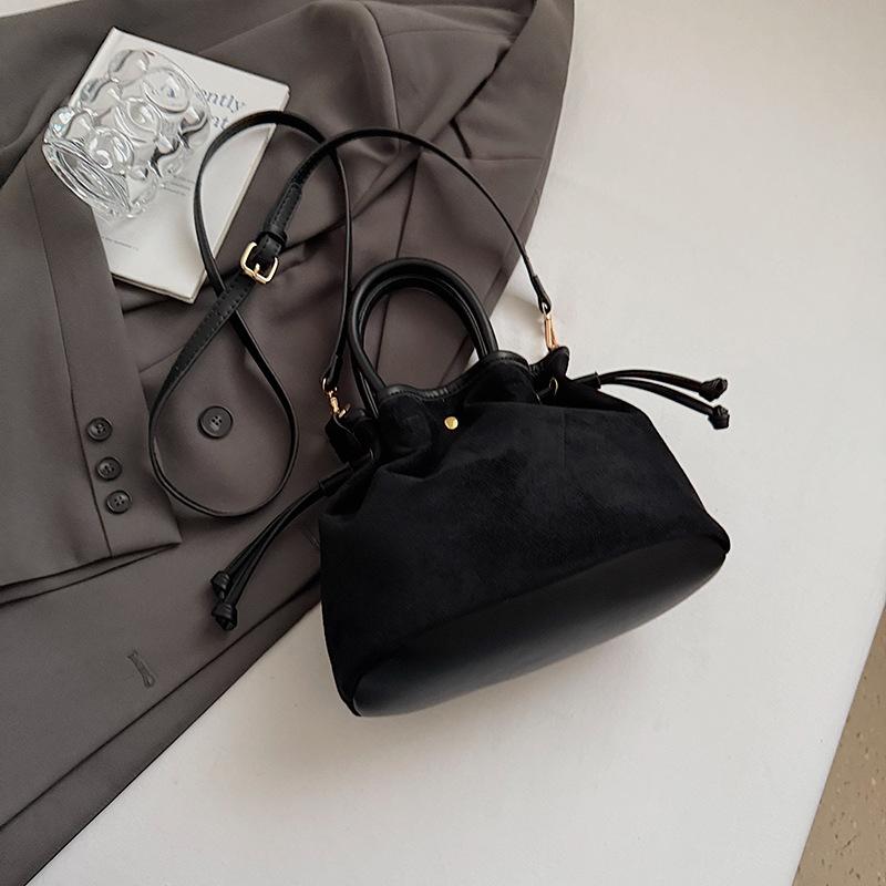 

Замшевая сумка женская осенне-зимняя новая нишевая сумка-мессенджер с плиссировкой и кулиской, высококлассная ретро сумка-ведро чёрный