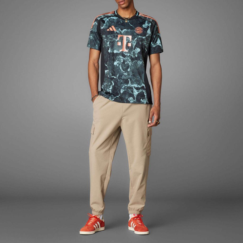 Adidas Schmal geschnittenes, schweißableitendes, bequemes Sport-Kurzarm-Fußballtrikot für Herren, Oberteile, Schwarz IZ3130