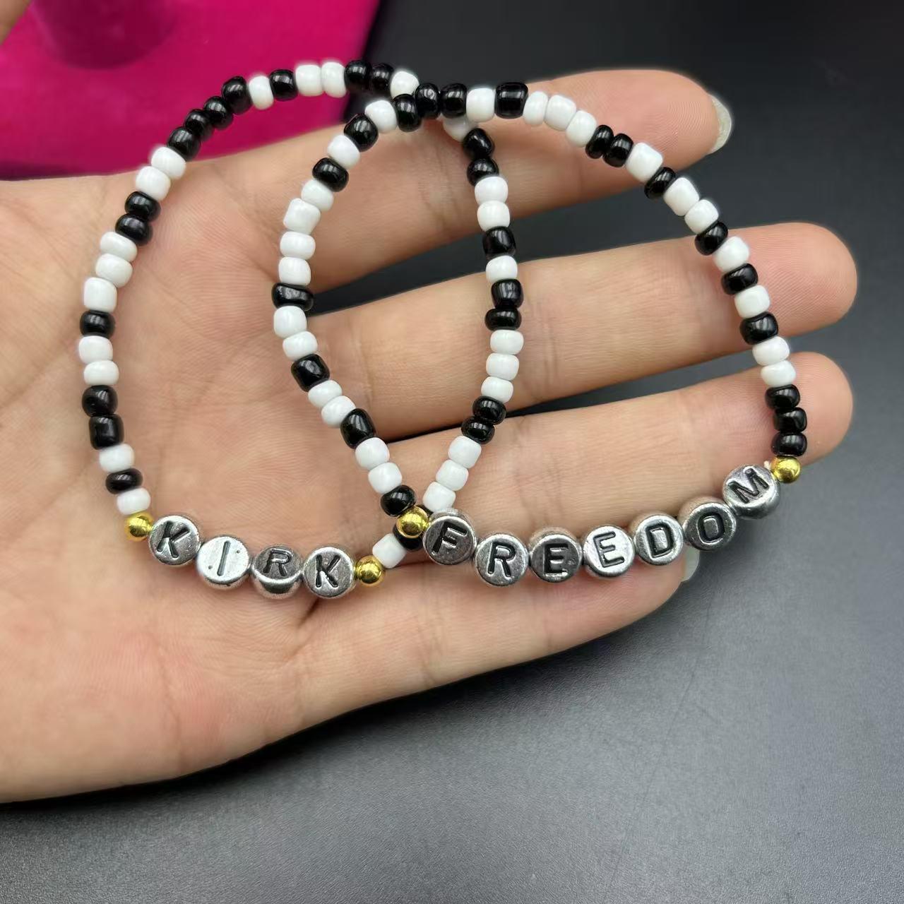 2025 Бестселлер Набор черно-белых акриловых браслетов с бусинами и подвесками-буквами