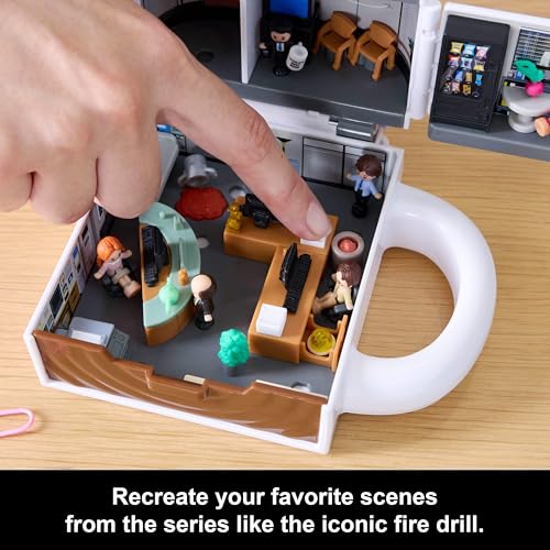 Polly Pocket x The Office Kompakt-Spielset, 6 Charakterpuppen und 9 Zubehörteile, Sammler-Partnerschaftsspielzeug, Kaffeetasse und Außenbereich
