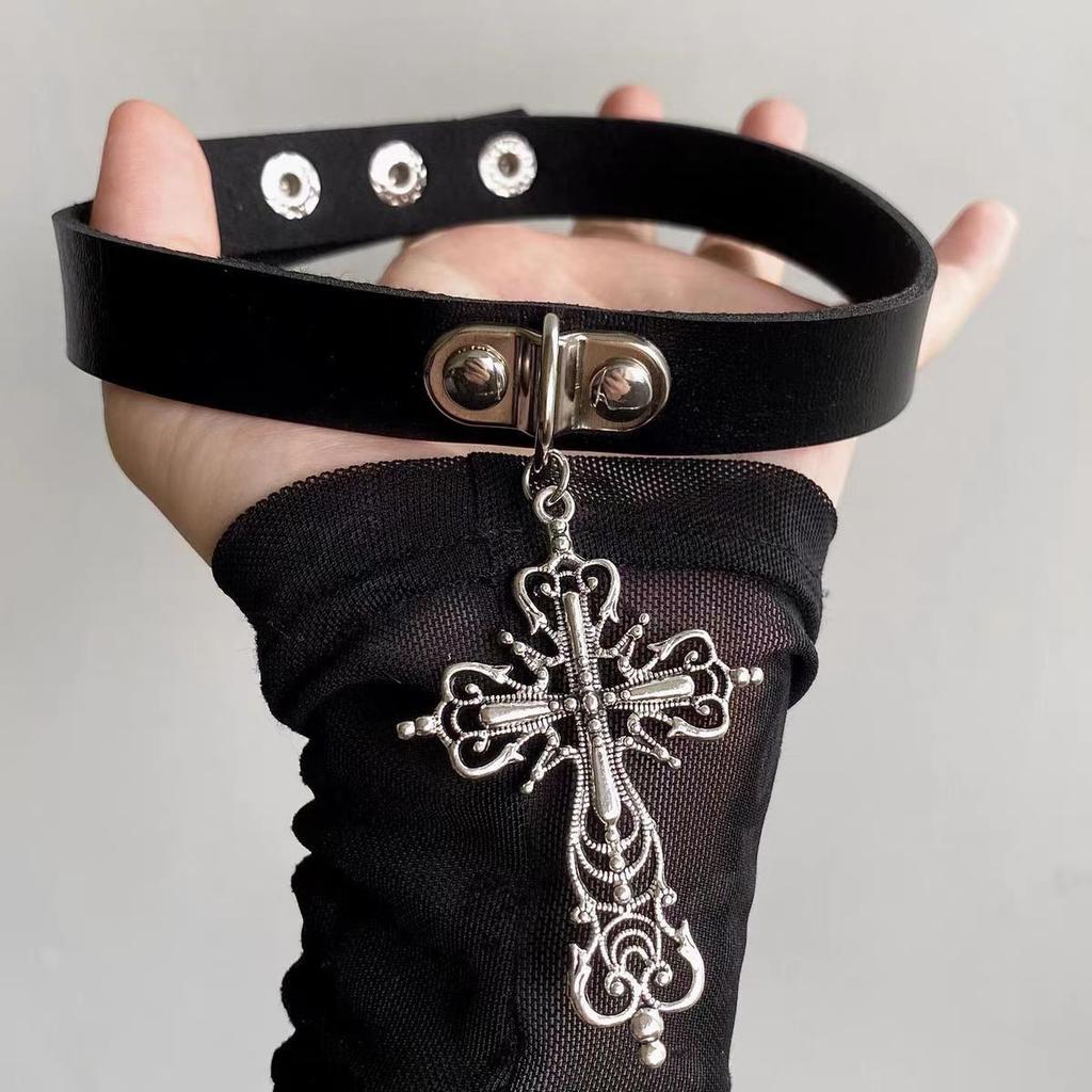 Gotischer Y2K Barock Kreuz Anhänger Choker Schwarzes Samt Rosenkranz Perlen Mehrschichtige Halskette für Frauen Ästhetischer Schmuck Cosplay Party Geschenk