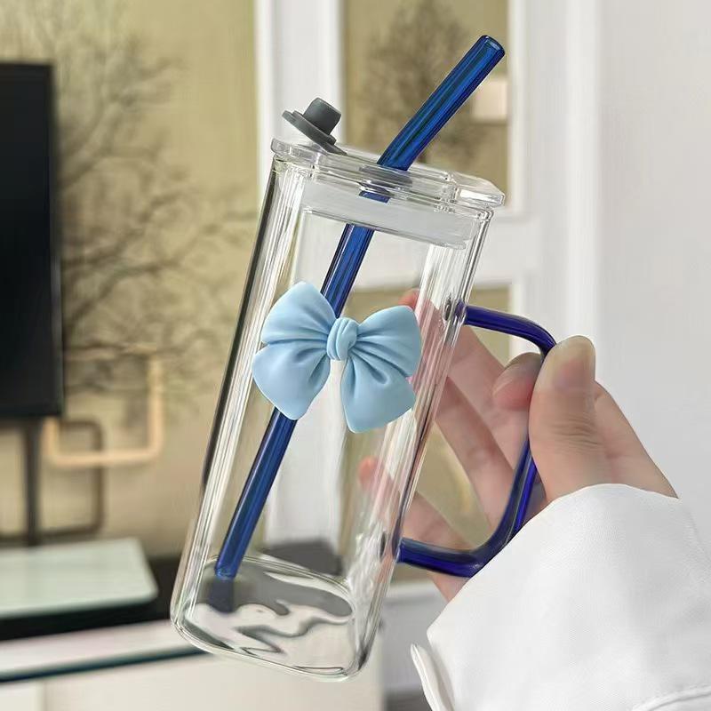 INS Stil Schmetterlingsbecher: Hohes Borosilikatglas, Transparentes quadratisches Design mit Griff & Strohhalm, Temperaturbeständig für Frauen.