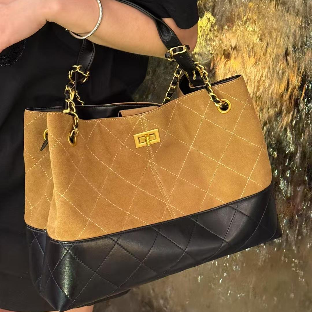 

Маленький нишевый дизайн Ретро маленькая сумка-тоут с ароматом Новая модная и универсальная сумка под мышку в клетку Контрастная цветная цепочка Сумка 36x24x14cm коричневый